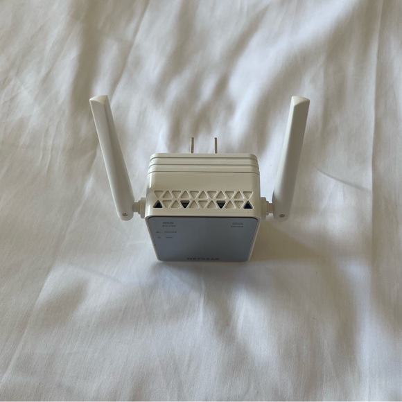 NETGEAR EX2700 – N300 WiFi Range Extender Essentials Edition - Picture 8 of 8